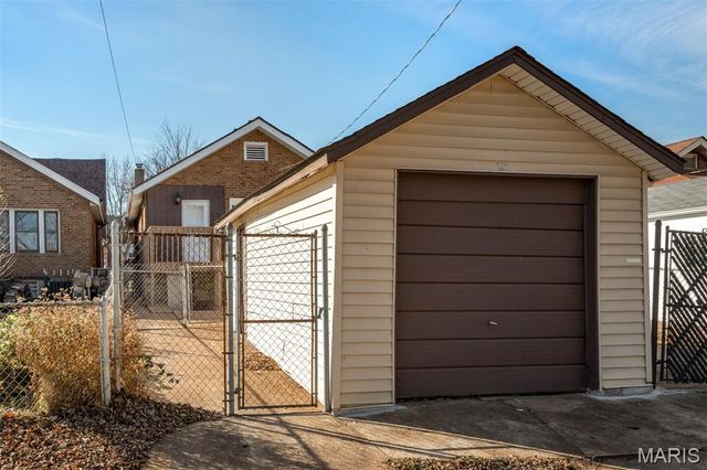 3831 Burgen Avenue, St Louis, MO 63116