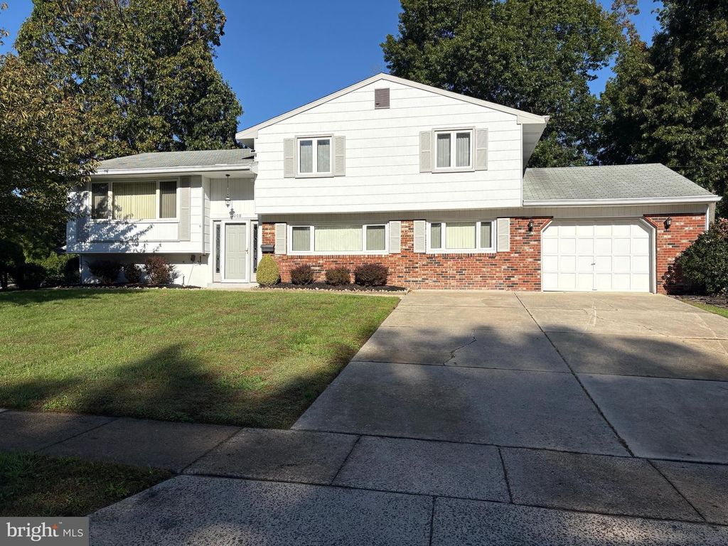 1008 HANCOCK DR, Blackwood, NJ 08012