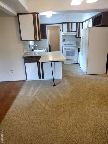 3209 Lakeside Drive, Utica, MI 48316