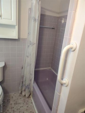 3209 Lakeside Drive, Utica, MI 48316