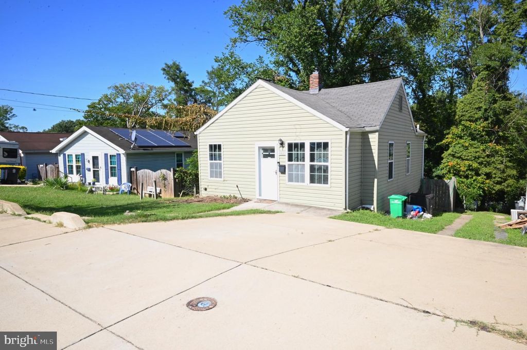4800 DEANWOOD DR, Capitol Heights, MD 20743