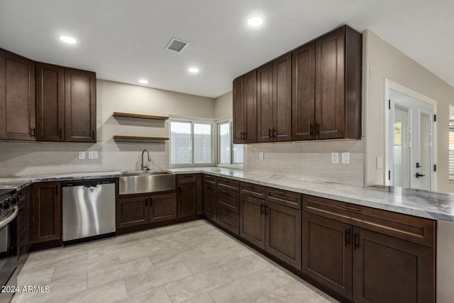 1734 W BANFF Lane, Phoenix, AZ 85023