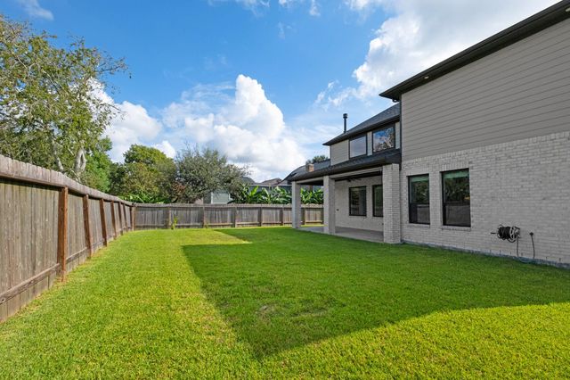 98 Dorado Drive, Friendswood, TX 77546