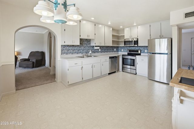 3221 W GREENWAY Road, Phoenix, AZ 85053