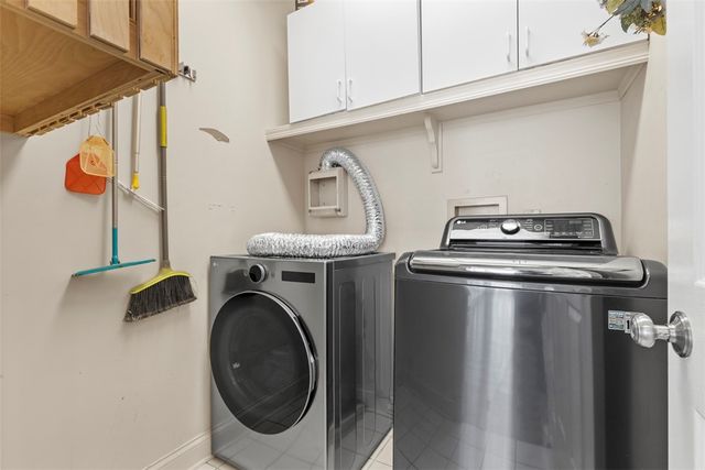 1526 Allison Dr, Upper St Clair, PA 15241
