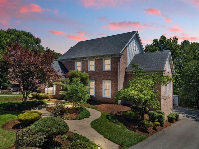 1526 Allison Dr, Upper St Clair, PA 15241
