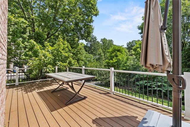 1526 Allison Dr, Upper St Clair, PA 15241