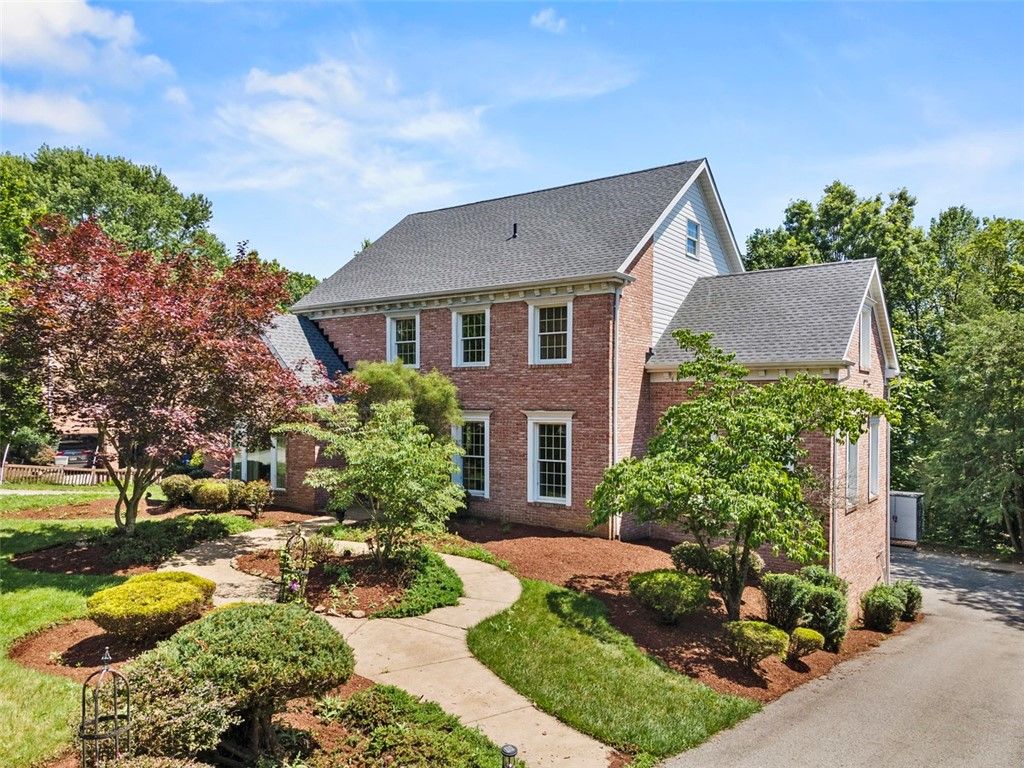 1526 Allison Dr, Upper St Clair, PA 15241