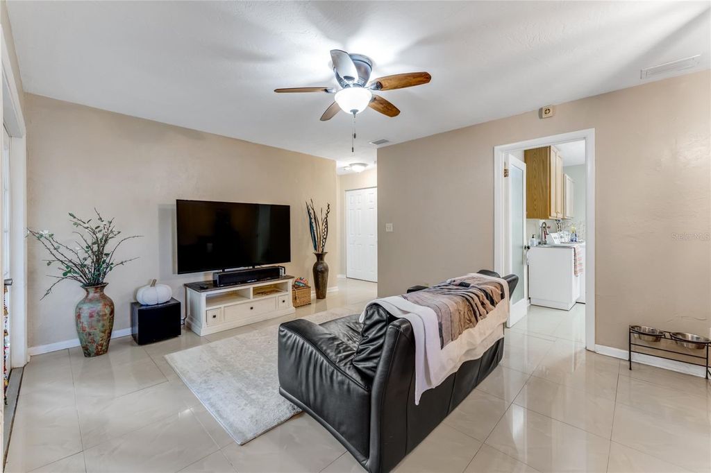 Image 9 of property listing at 800 W RIVER OAK DRIVE, Ormond Beach, FL 32174