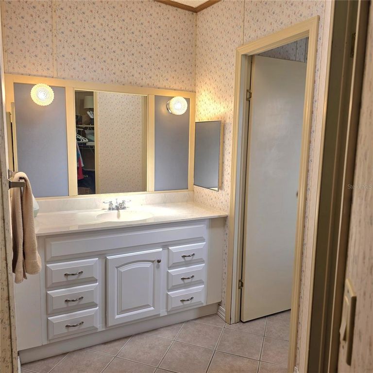 Image 10 of property listing at 6114 GRAND OAKS DRIVE SE, Winter Haven, FL 33884