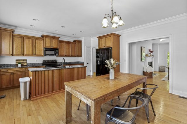 228 Westchase Dr, Nashville, TN 37205