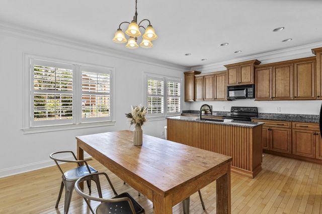 228 Westchase Dr, Nashville, TN 37205