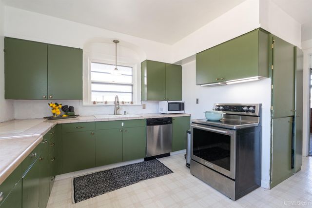 705 S 10th Street, Escanaba, MI 49829