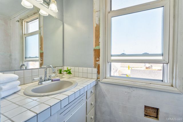 705 S 10th Street, Escanaba, MI 49829