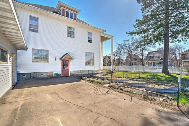 705 S 10th Street, Escanaba, MI 49829