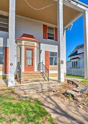 705 S 10th Street, Escanaba, MI 49829