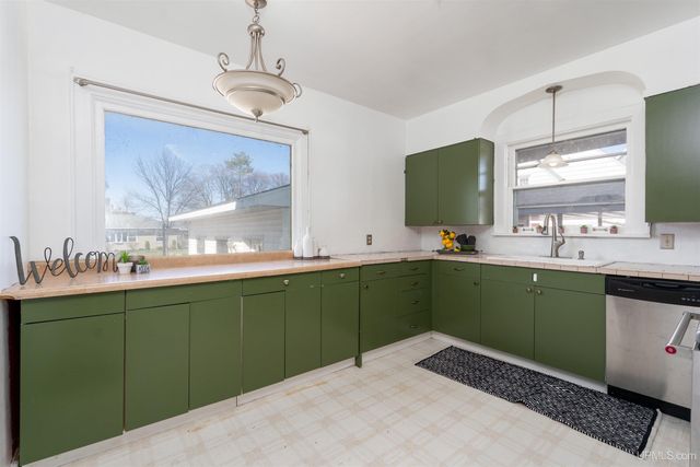 705 S 10th Street, Escanaba, MI 49829