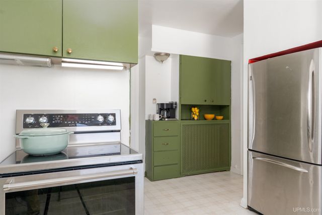 705 S 10th Street, Escanaba, MI 49829