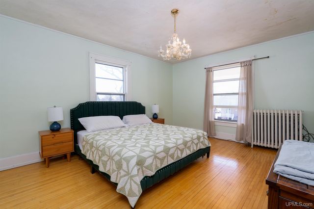 705 S 10th Street, Escanaba, MI 49829