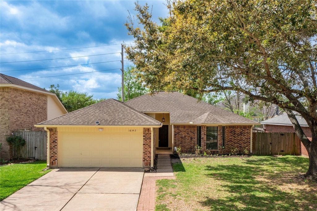 16342 Maple Downs Ln, Sugar Land, TX 77498