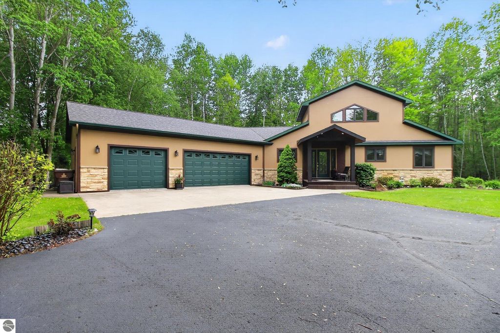 Image 3 of property listing at 104 N Andrea Lane, St Louis, MI 48880