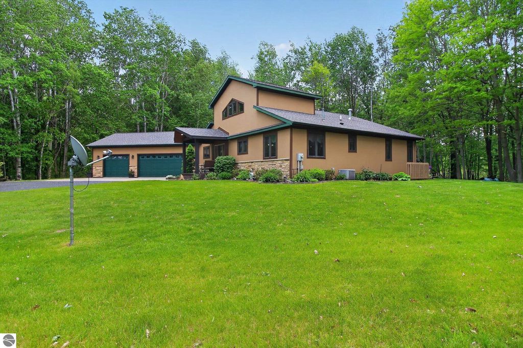 Image 4 of property listing at 104 N Andrea Lane, St Louis, MI 48880
