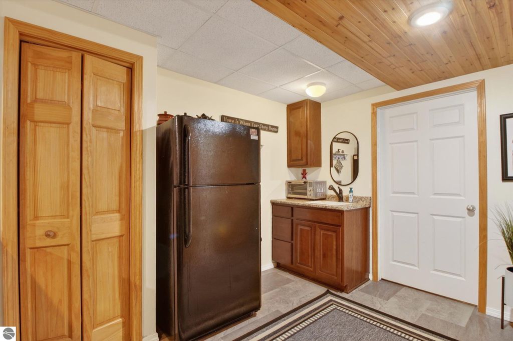 Image 40 of property listing at 104 N Andrea Lane, St Louis, MI 48880
