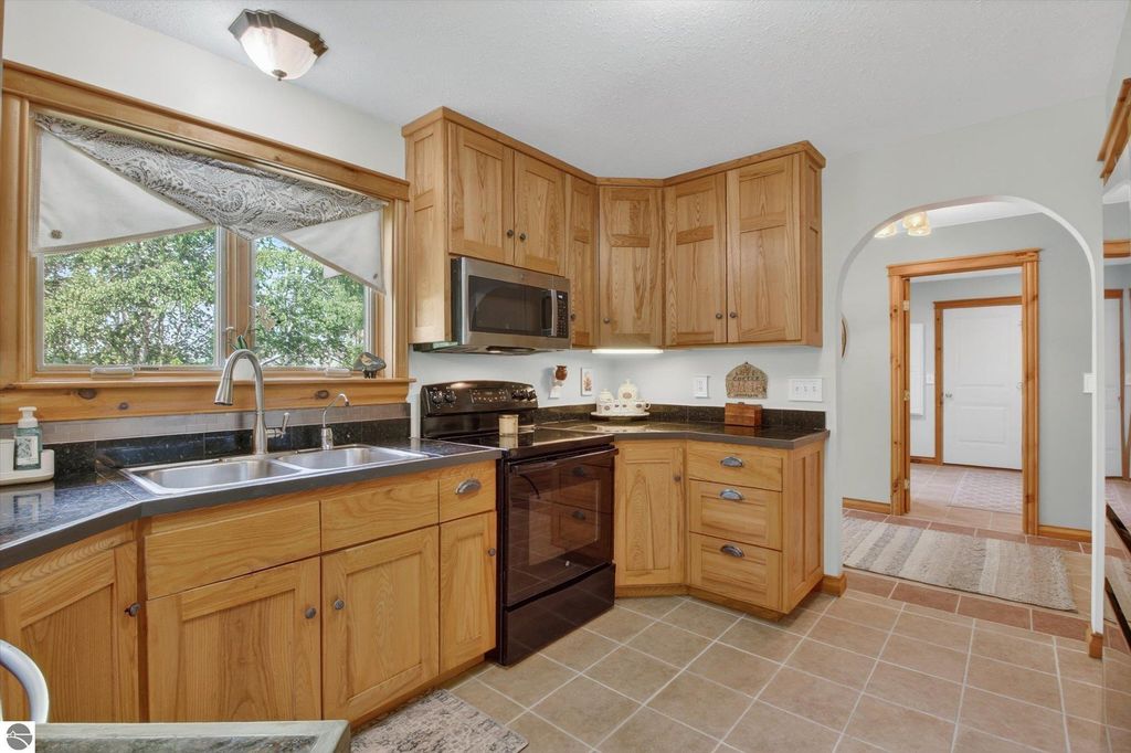 Image 8 of property listing at 104 N Andrea Lane, St Louis, MI 48880