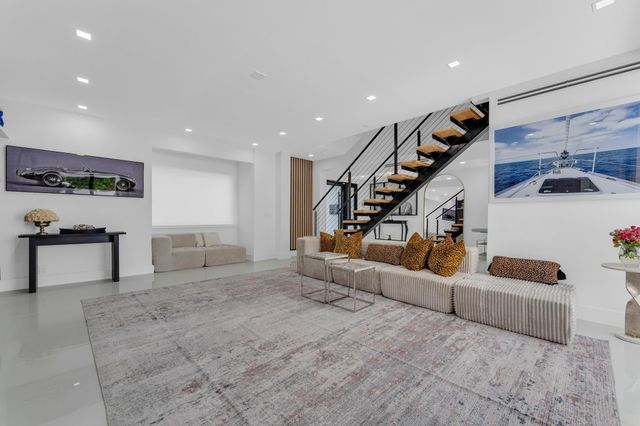 2724 N Ocean Boulevard, Fort Lauderdale, FL 33308