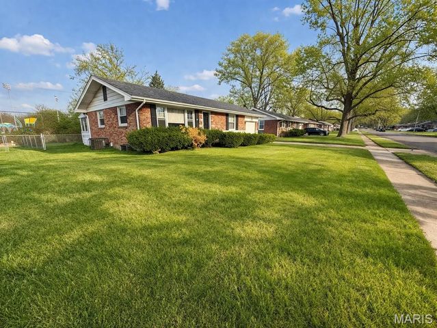 325 Royce Drive, St Louis, MO 63135