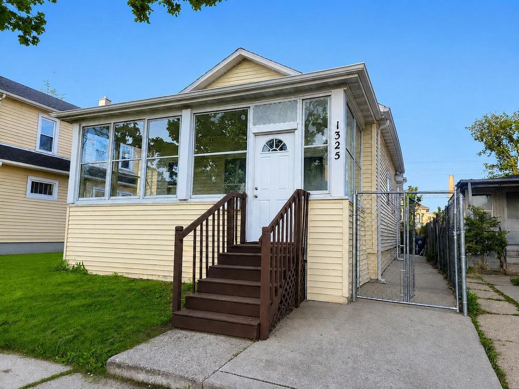 1325 Villa STREET, Racine, WI 53403