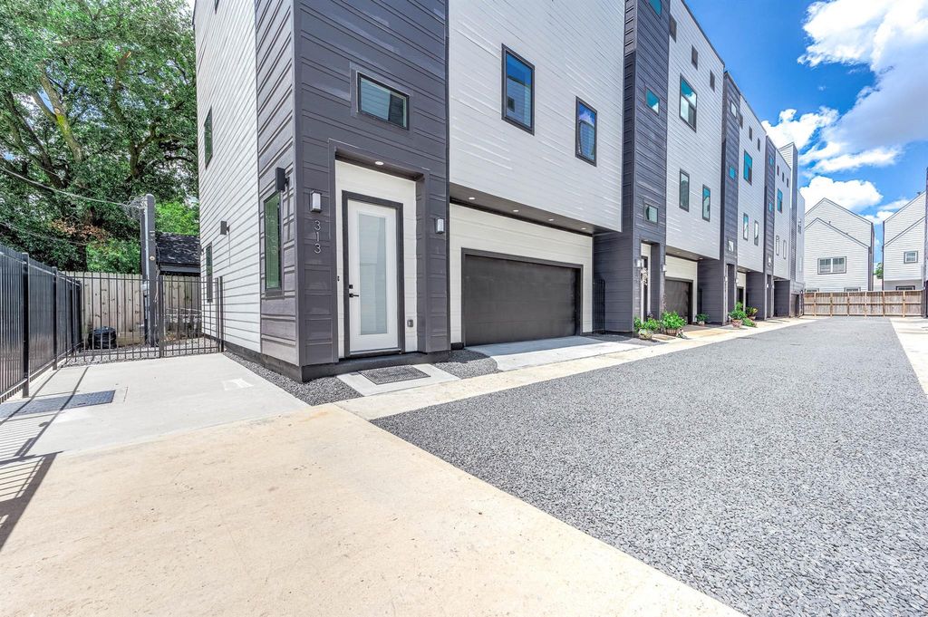 319 N Nagle Street, Houston, TX 77003