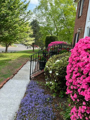 5018 Carter Grove LN, Roanoke, VA 24012