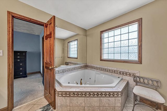 5018 Carter Grove LN, Roanoke, VA 24012