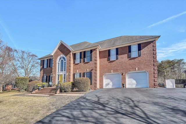 5018 Carter Grove LN, Roanoke, VA 24012