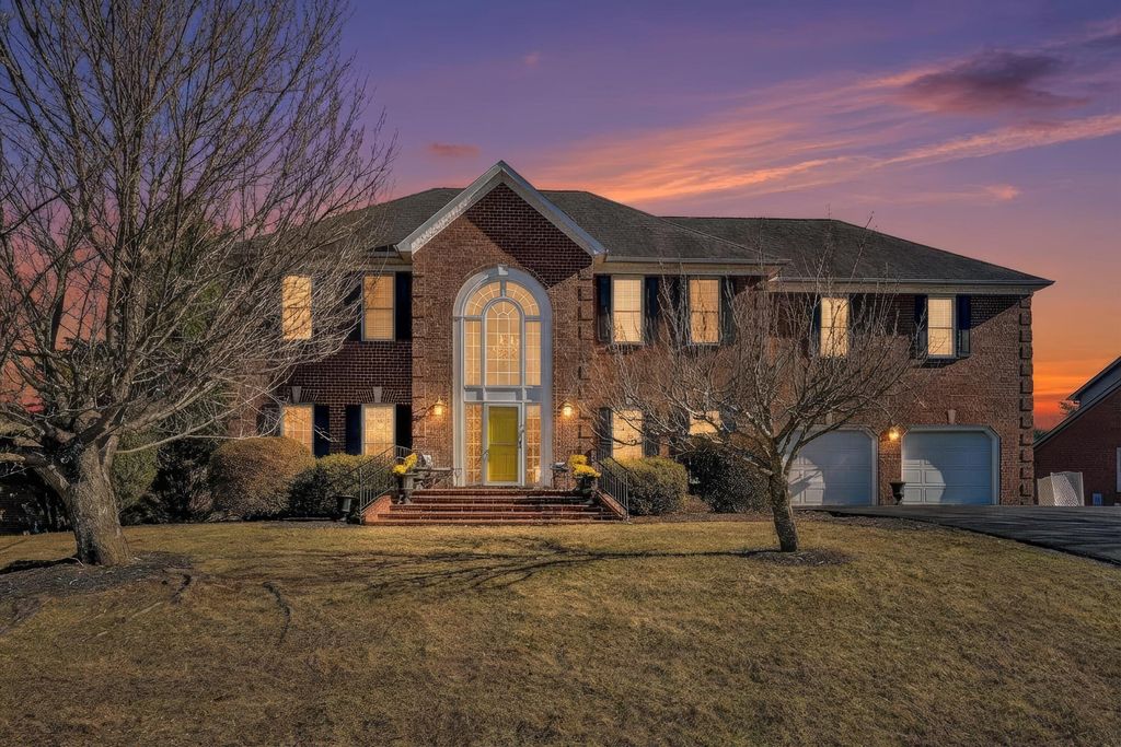 5018 Carter Grove LN, Roanoke, VA 24012