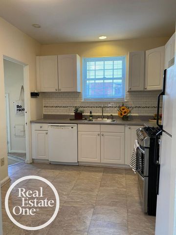 897 Rivard Boulevard, Grosse Pointe, MI 48230