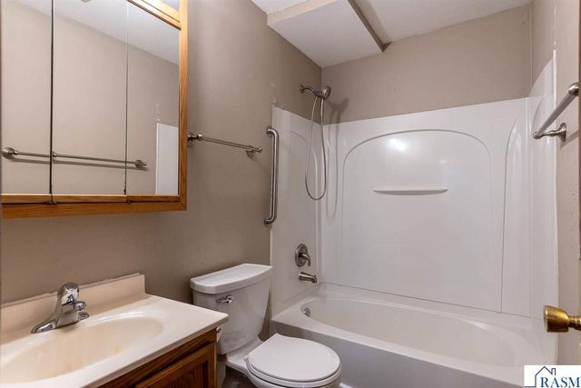 428 Commodore Drive, Mankato, MN 56001