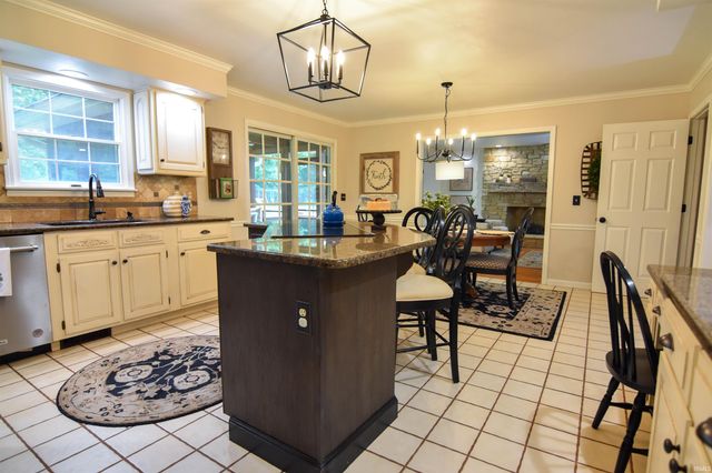 8931 Whispering Tree Lane, Evansville, IN 47711