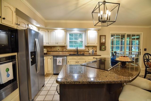 8931 Whispering Tree Lane, Evansville, IN 47711