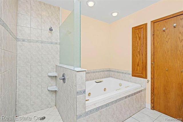 28615 Bloomfield Drive, Lathrup Village, MI 48076