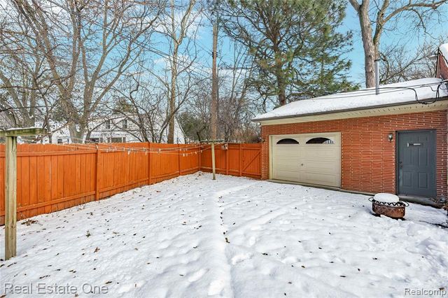 28615 Bloomfield Drive, Lathrup Village, MI 48076