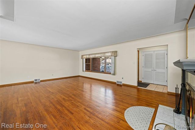 28615 Bloomfield Drive, Lathrup Village, MI 48076