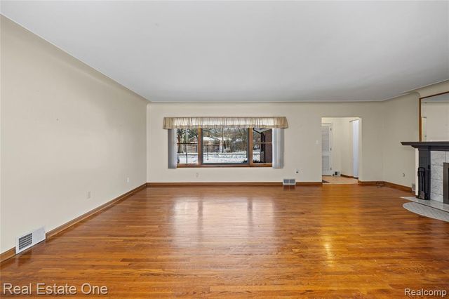 28615 Bloomfield Drive, Lathrup Village, MI 48076