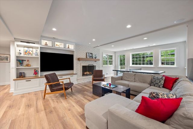 930 Woodland Drive, Glenview, IL 60025