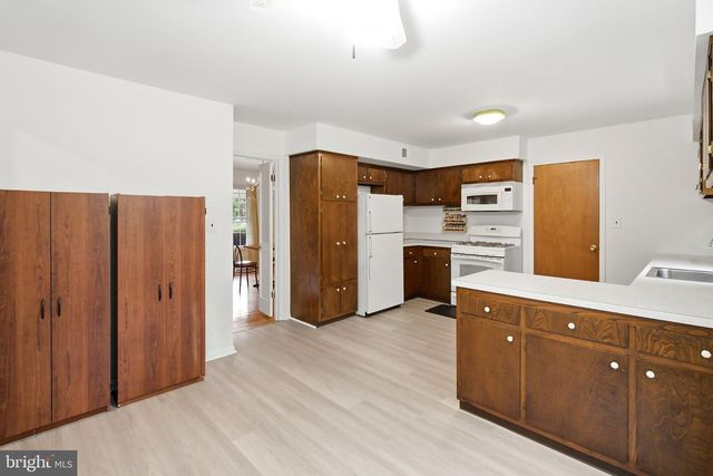 7 HATHAWAY DR, Princeton Junction, NJ 08550