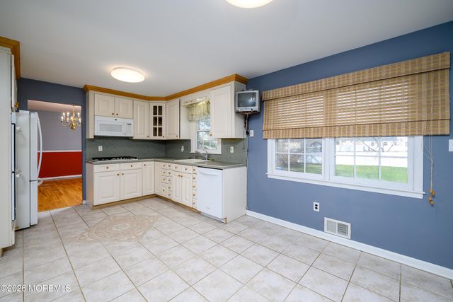 821 Middletown Lincroft Road, Middletown, NJ 07748