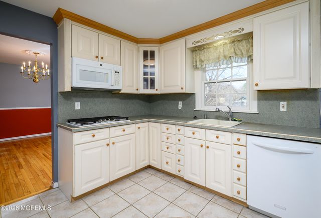 821 Middletown Lincroft Road, Middletown, NJ 07748