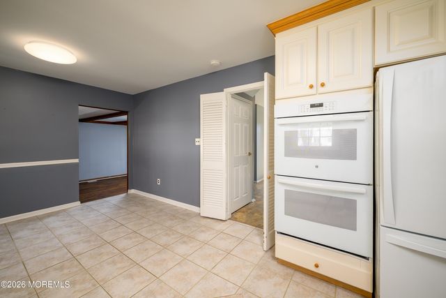 821 Middletown Lincroft Road, Middletown, NJ 07748