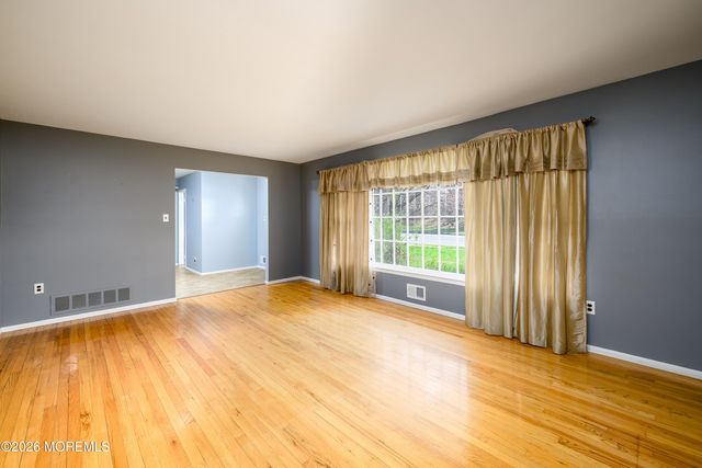 821 Middletown Lincroft Road, Middletown, NJ 07748